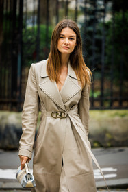 fendi trench, beige trench, long hair, fendi pouch, silve pouch, baggy pants, beige trousers, model, street style, jonathan paciullo, FW, frenchystyle, fashion week, AUTUMN WINTER 2022-2023, FALL WINTER 2022_2023, FW 22-23, PFW, PARIS, vertical, detail