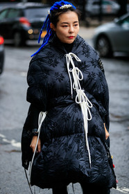 moncler coat, black coat, down jacket, laced coat, brocart coat, blue hair, pearl hair clip, hair details, asymetrical coat, oversize coat, fashion week, frenchystyle, FW, jonathan paciullo, street style, AUTUMN WINTER 2020-2021, FALL WINTER 2020-2021, FW 20-21, vertical, atmosphere details, detail, NYFW, NEW YORK