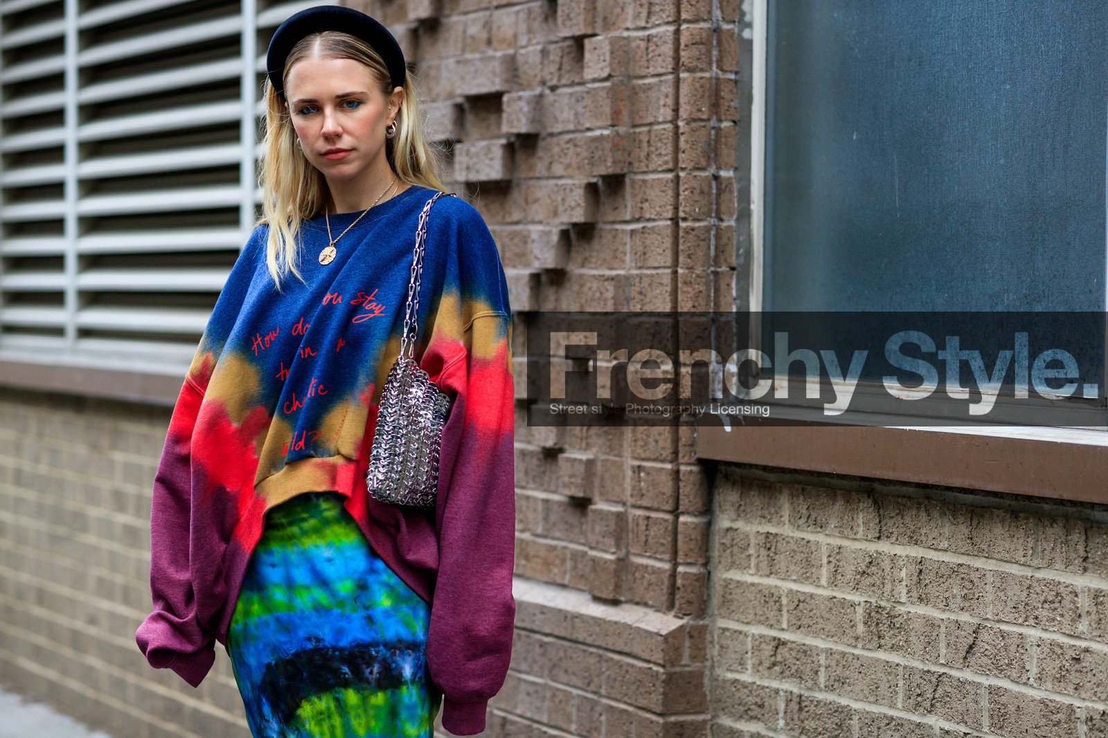 cournt, courtney trop, graphic bag, graphic skirt, headband, leather bag, metallic bag, multicolor skirt, multicolor sweater, paco rabanne, printed bag, printed skirt, tie & die, street style, jonathan paciullo, frenchystyle, NYFW, NEW YORK, AUTUMN WINTER 2019-2020, AW 19-20, FALL WINTER 2019-2020, FW 19-20, fashion week, FW, atmosphere details, horizontal, detail