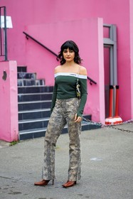 coperni top, green top, big loop earrings, snake pants, animal print pants, brown boots, coperni bag, printed handbag, coperni, maria bernad, street style, jonathan paciullo, FW, frenchystyle, fashion week, AUTUMN WINTER 2022-2023, FALL WINTER 2022_2023, FW 22-23, PFW, PARIS, full length, vertical