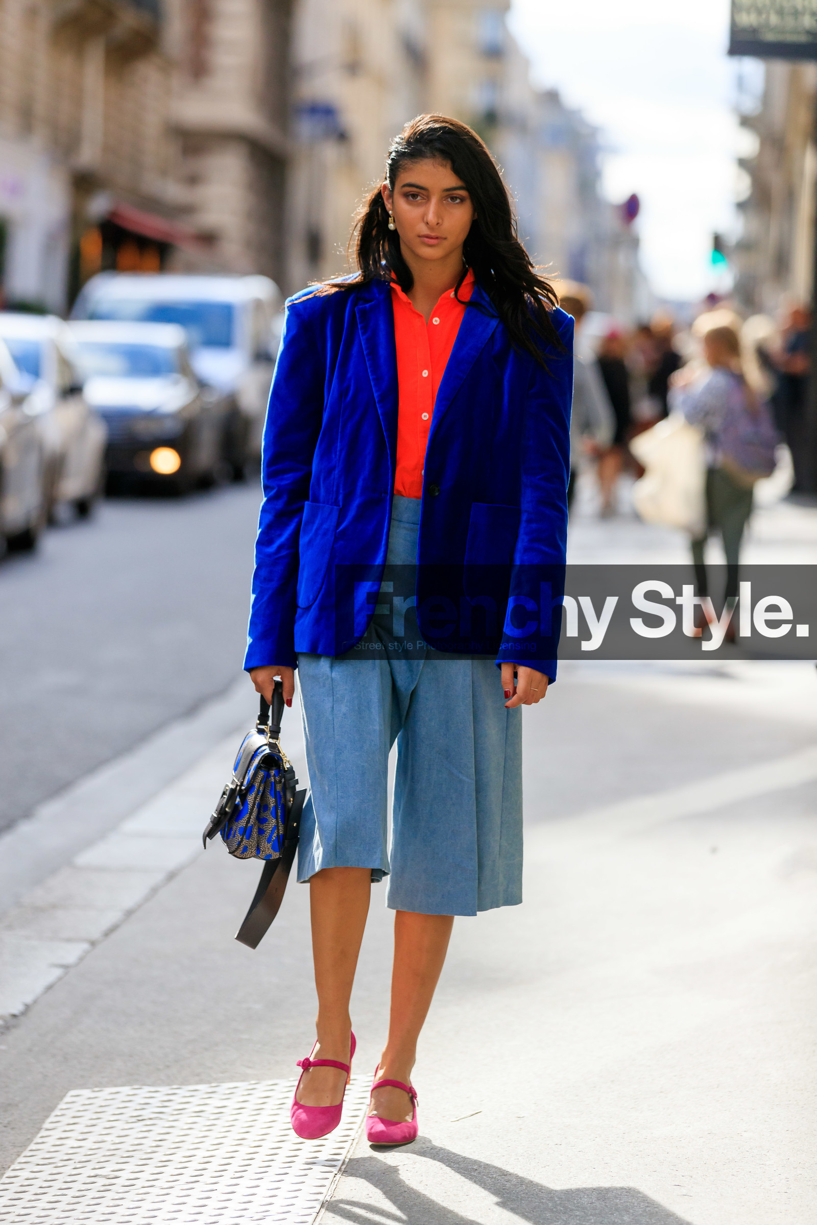 blue jacket, velvet jacket, red shirt, light blue jeans, light blue bermuda shorts, denim, cropped jeans, cropped pants, blue leather bag, black leather bag, printed bag, hand bag, big buckle bag, pink shoes, PARIS, PFW, SPRING SUMMER 2020, SS 20, fashion week, frenchystyle, FW, jonathan paciullo, street style, vertical, full length