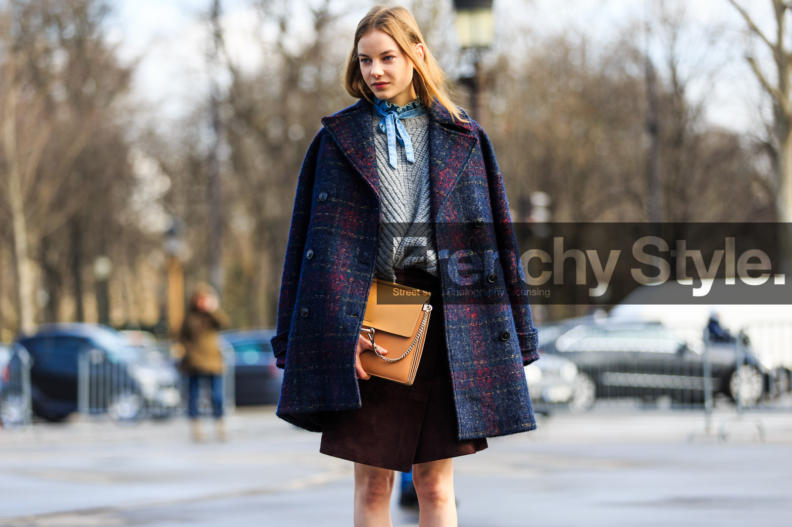 atmosphere details, AUTUMN WINTER 2016-2017, AW 16-17, blue coat, brown skirt, camel bag, checked coat, chloe, detail, FALL WINTER 2016-2017, fashion week, frenchystyle, FW, FW 16-17, grey sweater, horizontal, jonathan paciullo, leather bag, PARIS, PFW, plaid, street style, suede skirt, tartan