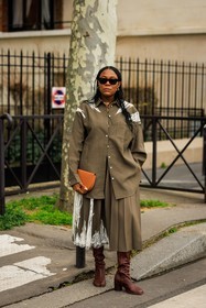 kaki shirt, pleated skirt, long braids, tabi boots, margiela boots, borwn boot, loewe pouch, small pouch, black sunglasses, street style, jonathan paciullo, FW, frenchystyle, fashion week, AUTUMN WINTER 2022-2023, FALL WINTER 2022_2023, FW 22-23, PFW, PARIS, full length, vertical