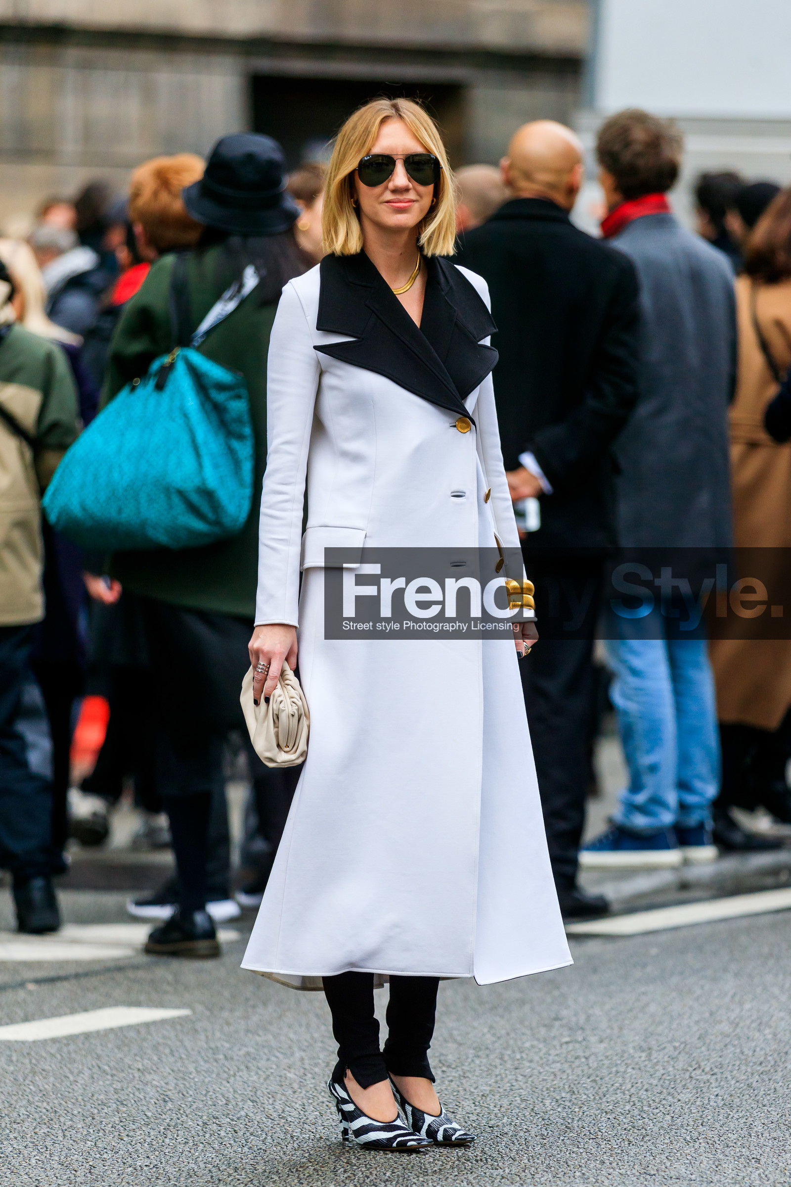 lisa aiken, white coat, black coat, bicolor coat, black leather shoes, white leather shoes, striped shoes, zebra printed shoes, white leather clutch, bottega veneta shoes, bottega veneta bag, golden necklace, black sunglasses, aviator sunglasses, rayban sunglasses, fashion week, frenchystyle, FW, jonathan paciullo, street style, PFW, PARIS, vertical, full length