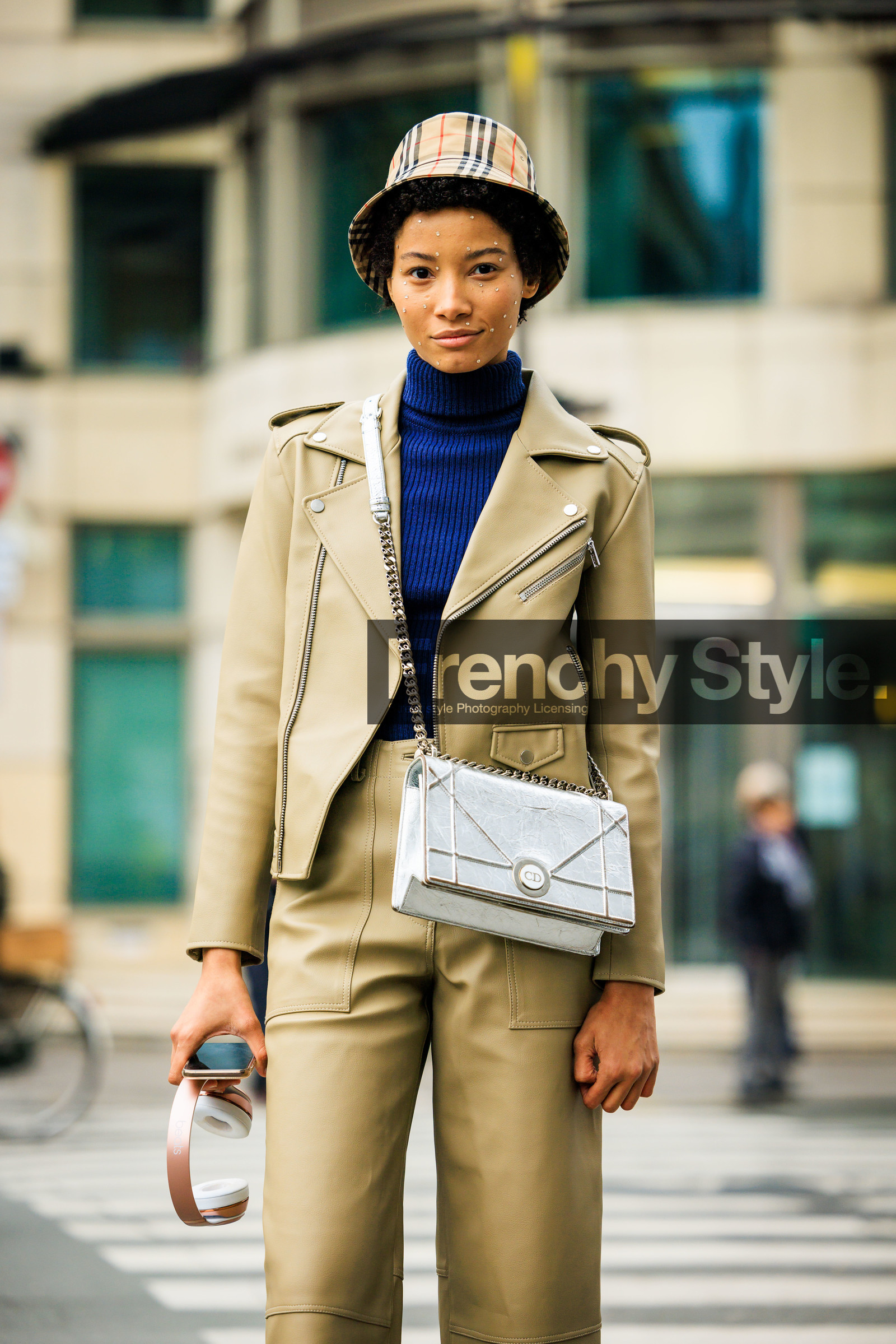 burberry hat, bucket hat, plaif hat, printed hat, blue turtleneck, beige jacket, leather jacket, leather pants, beige pants, crossbody bag, dior bag, headphones, fashion week, frenchystyle, FW, jonathan paciullo, street style, PARIS, PFW, SPRING SUMMER 2022, SS 22, detail, atmosphere details, vertical, model