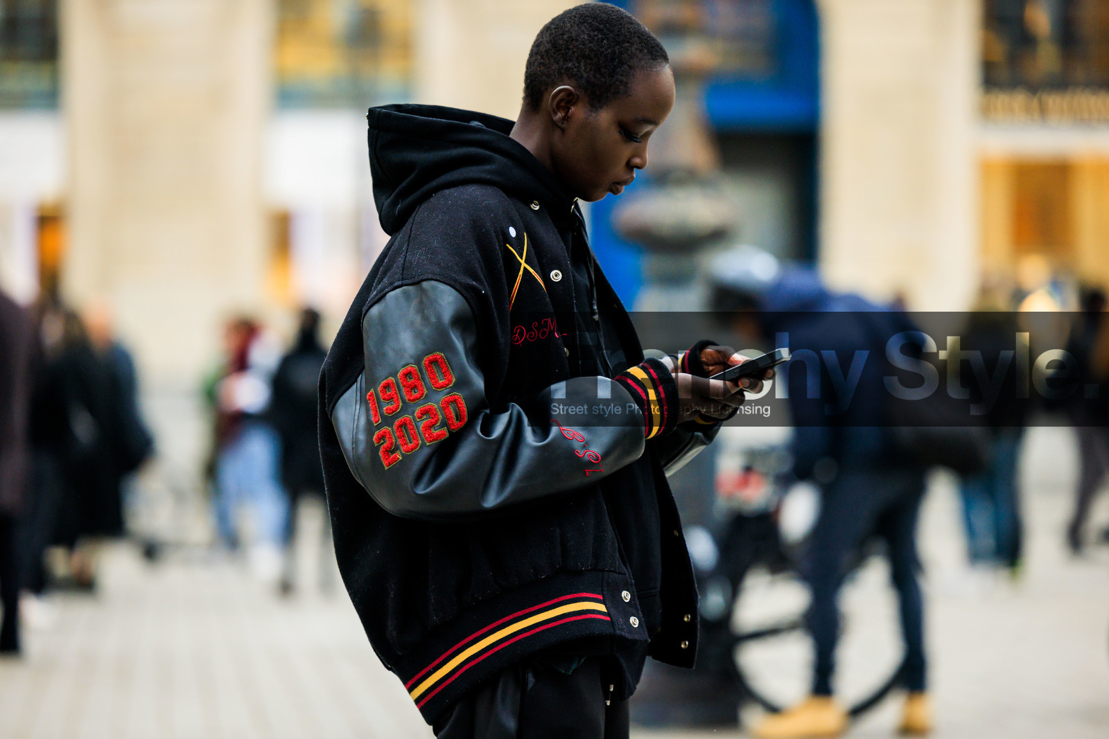 shrot hair, black jacket, baseball jacket, vintage jacket, printed jacket. 90 look, fashion week, frenchystyle, FW, jonathan paciullo, street style, PARIS, PFW, SPRING SUMMER 2022, SS 22, atmosphere details, detail, horizontal, model
