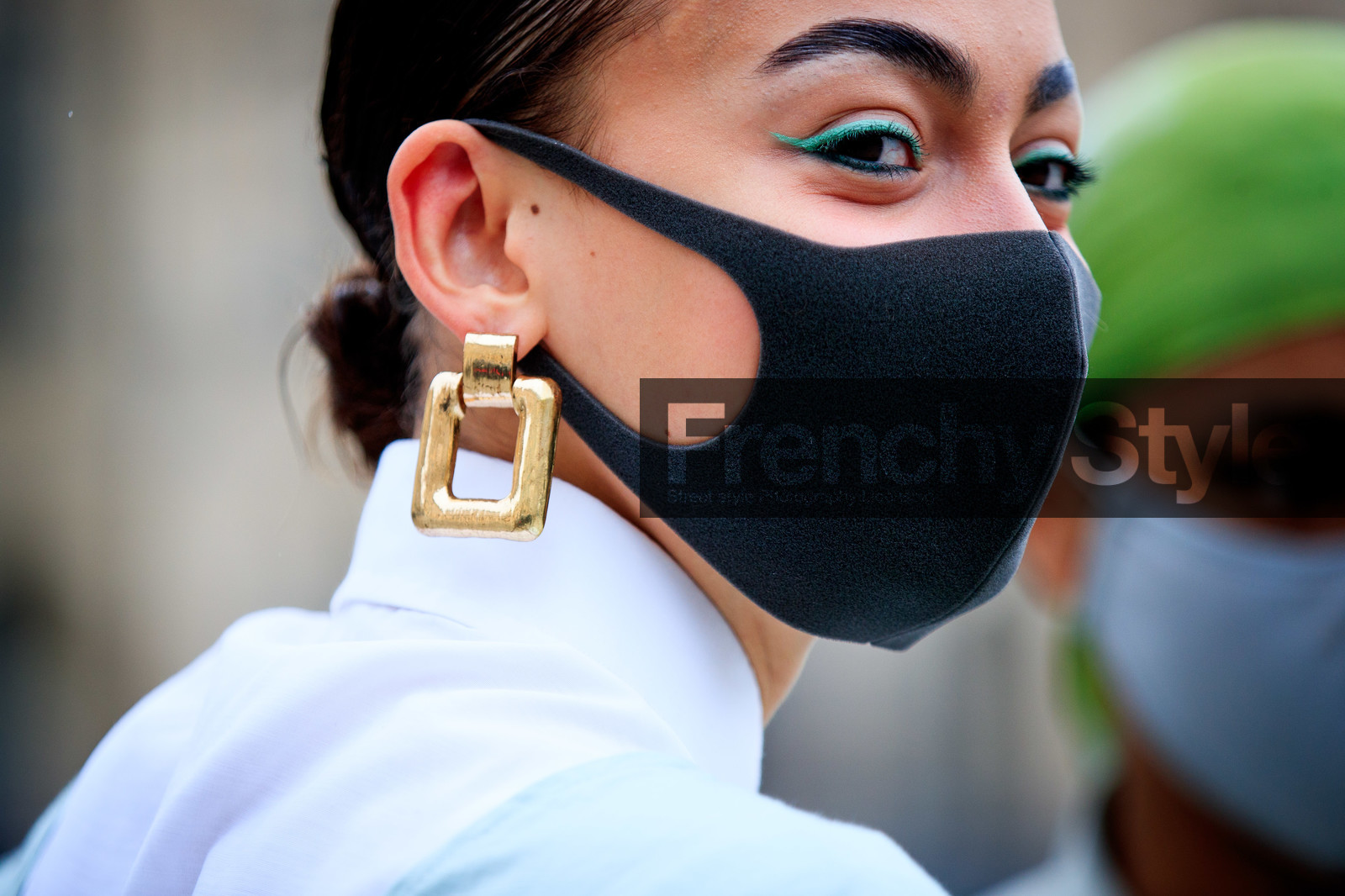mask detail, close up detail, make up details, jewel close up, earring detail, golden earrings, square shape earrings, dangling earrings, green eyeliner, covid face mask, fashion week, frenchystyle, FW, jonathan paciullo, street style, PFW, PARIS, SPRING SUMMER 2021, SS 21, horizontal, atmosphere details, detail
