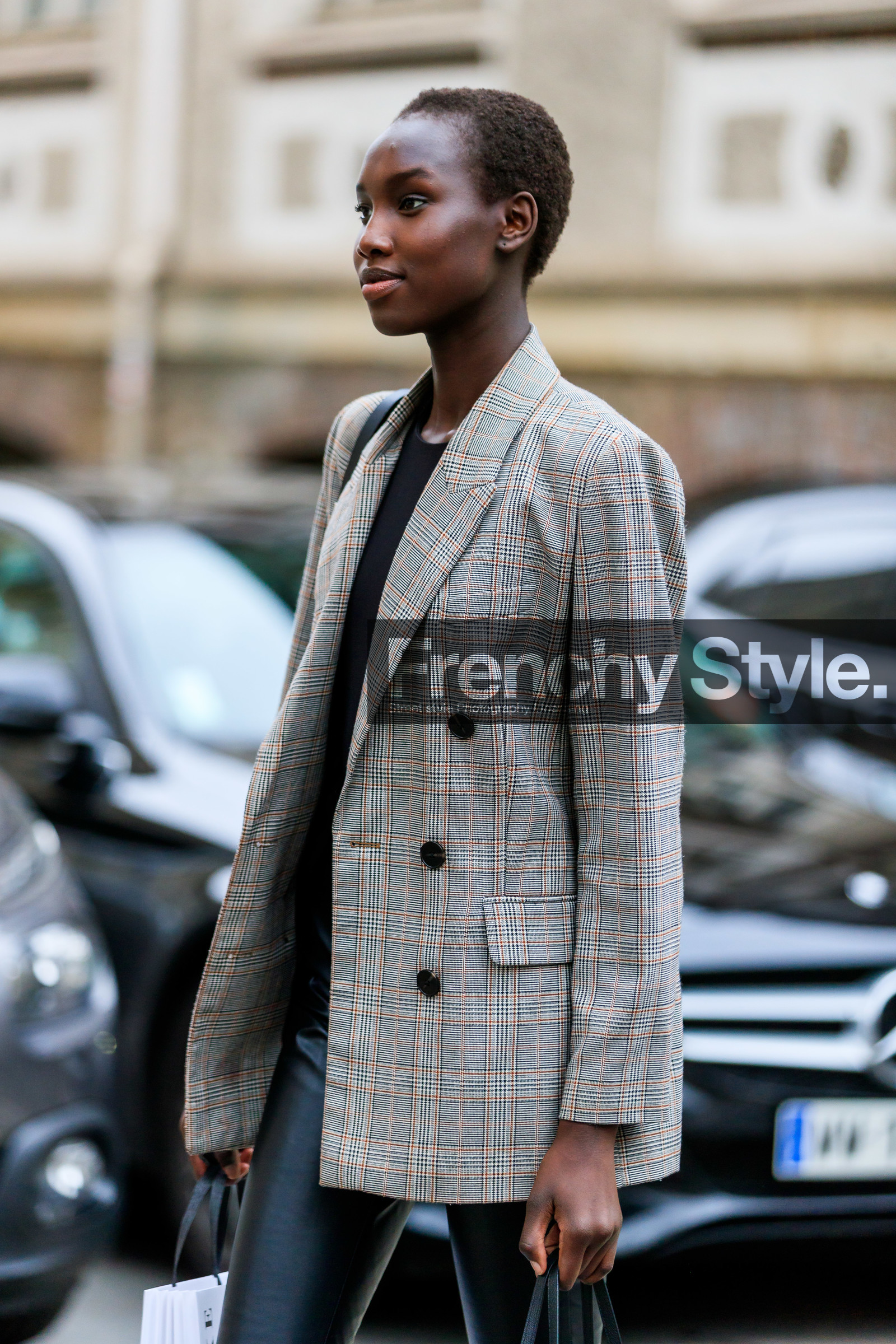 model, camel jacket, beige jacket, black leather pants, close up detail, nude make up, fashion week, frenchystyle, FW, jonathan paciullo, street style, PFW, PARIS, vertical, atmosphere details, detail