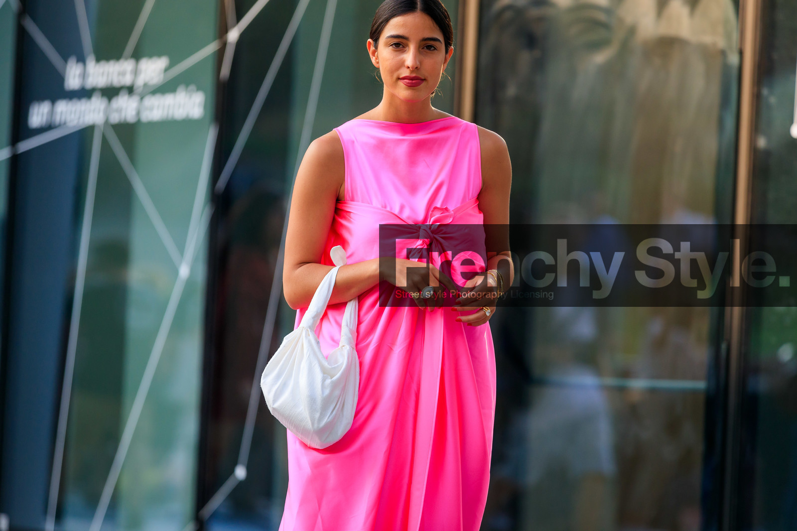 bettina looney, pink dress, long dress, sleeveless dress, knoted dress, loose dress, bottega veneta bag, white bag, satin bag, multi rings, white ring, golden rings, fashion week, frenchystyle, FW, jonathan paciullo, street style, MFW, MILAN, SPRING SUMMER 2020, SS 20