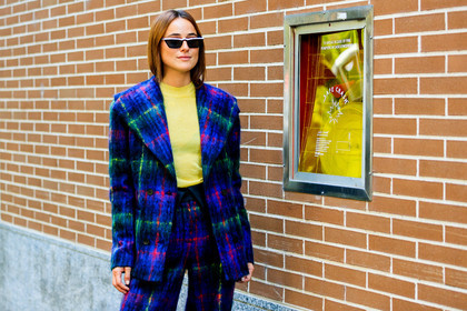 blazer, blue jacket, blue pants, blue suit, checked, checked suit, graphic jacket, graphic pants, graphic suit, lena lademann, plaid, printed jacket, printed pants, printed suit, sunglasses, trousers, yellow sweater, street style, jonathan paciullo, FW, frenchystyle, fashion week, MFW, MILAN, SPRING SUMMER 2019, SS 19, atmosphere details, horizontal, detail