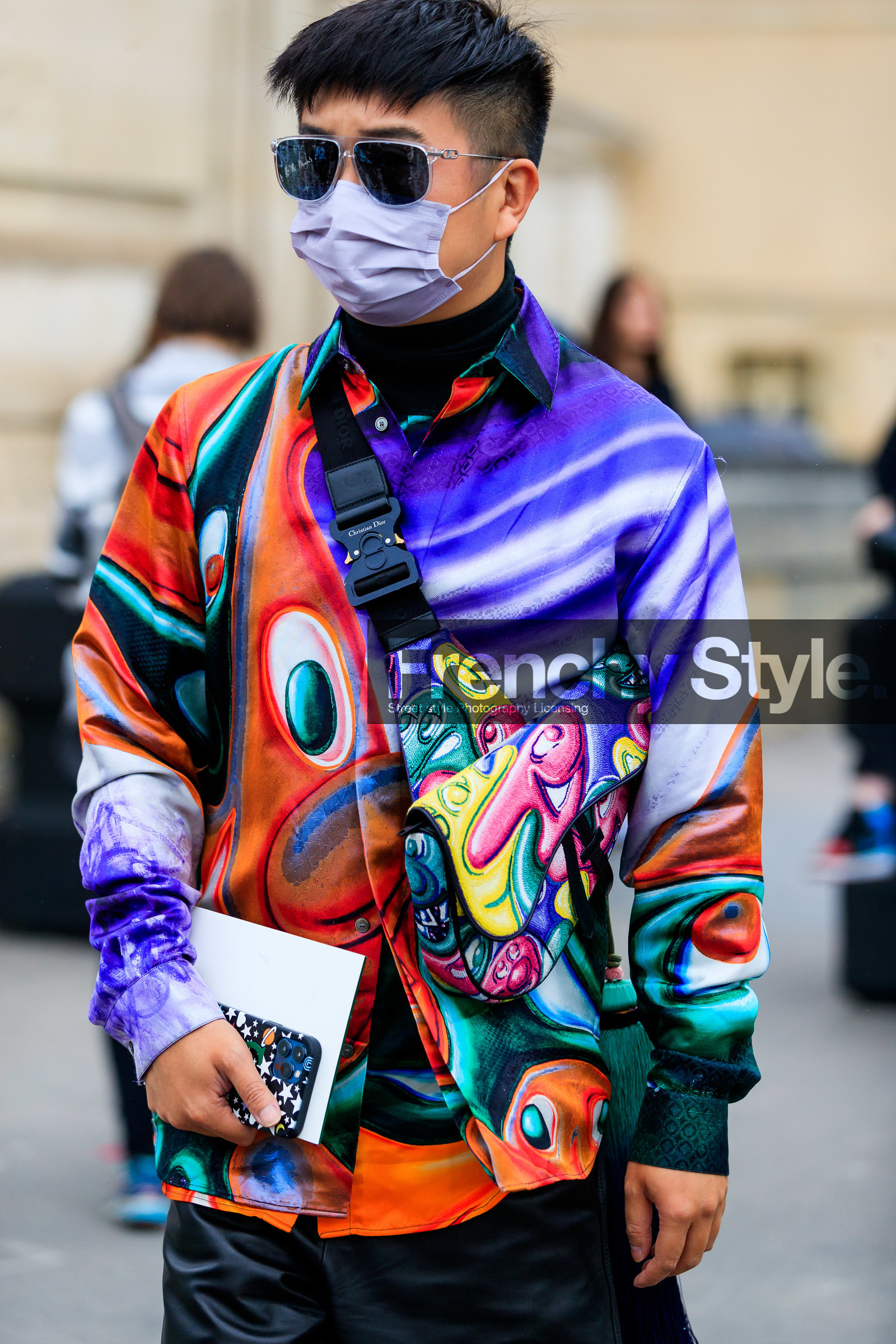 dior sunglasses, dior shirt, dior saddle bag, dior bag, dior total look, multicolor shirt, multicolor bag, mix and match look, printed bag, printed shirt, crossbody bag, aviator sunglasses, sheer glasses, silvered sunglasses, purple shirt, red shirt, green shirt, embroidered bag, yellow bag, green bag, pink bag, fashion week, frenchystyle, FW, jonathan paciullo, street style, PFW, PARIS, SPRING SUMMER 2022, SS 22, vertical, atmosphere details, detail