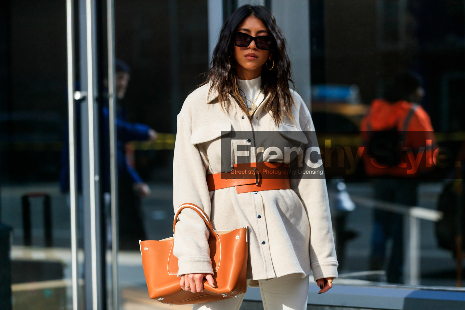 camel leather bag, camel leather belt, white shirt, white pullover, white jeans, belted shirt, belted jacket, big belt, longchamp bag, fashion week, frenchystyle, FW, jonathan paciullo, street style, FALL WINTER 2020-2021, AUTUMN WINTER 2020-2021, FW 20-21, horizontal, atmosphere details, detail, NYFW, NEW YORK