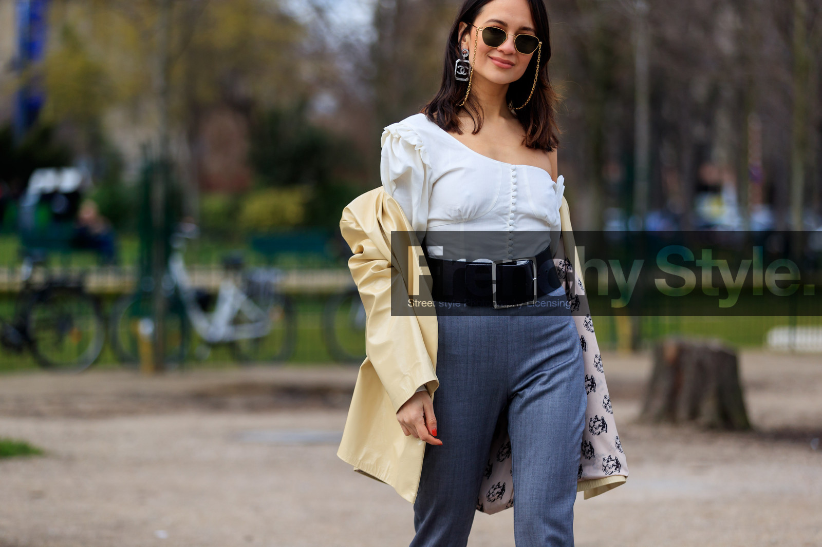 asymetric, black belt, chanel, earrings, grey pants, leather belt, off the shoulder, sunglasses, trousers, white top, yellow jacket, street style, jonathan paciullo, FW, frenchystyle, fashion week, PFW, PARIS, AUTUMN WINTER 2018-2019, FALL WINTER 2018-2019, FW 18-19, horizontal, atmosphere details, anna rosa vitiello