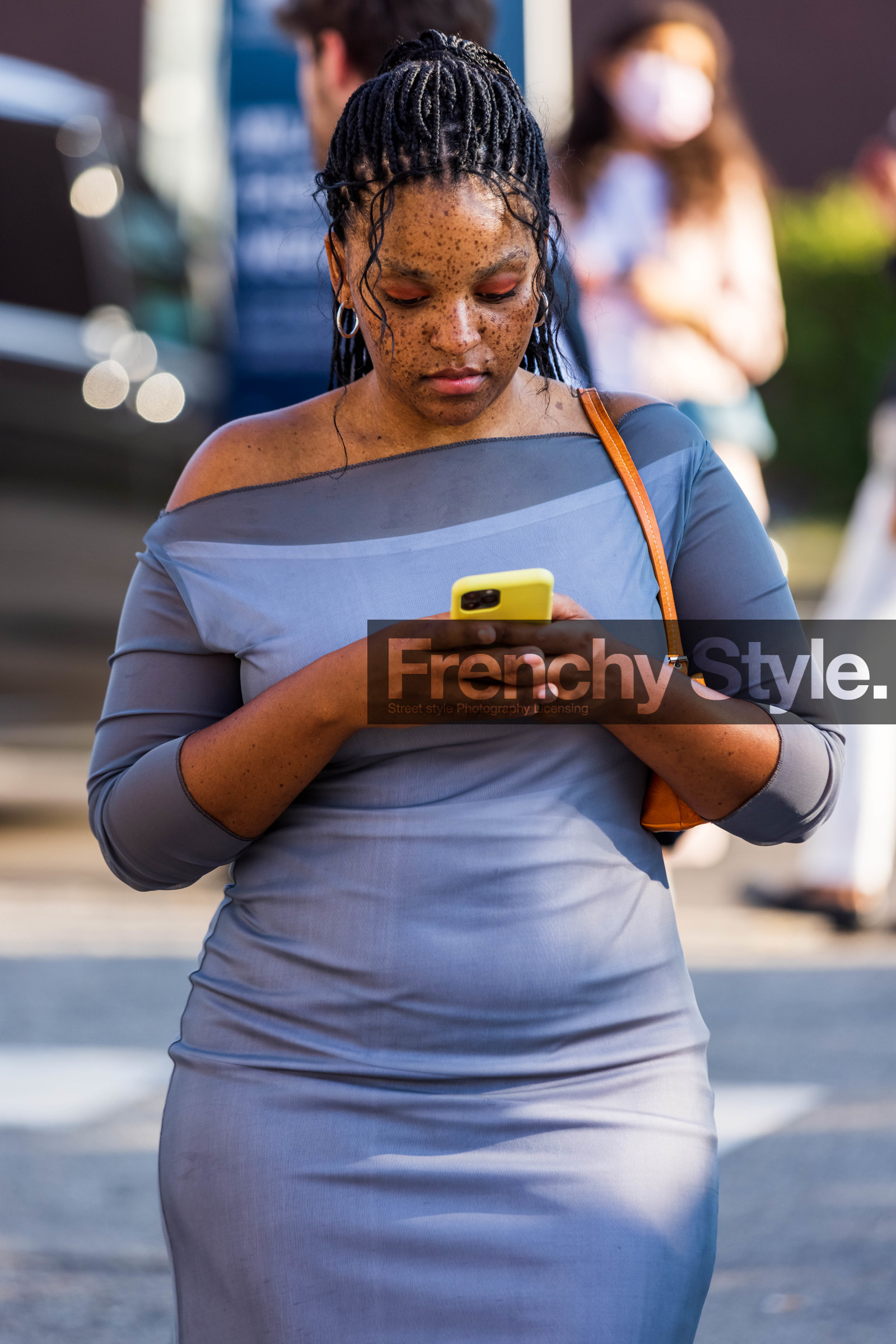bicolor, bicolor dress, dress, grey dress, makeup, orange bag, orange eyeshadow, smartphone, transparent dress, white dress, fashion week, frenchystyle, FW, jonathan paciullo, street style, SPRING SUMMER 2022, SS 22, MFW, MILAN, vertical, atmosphere details