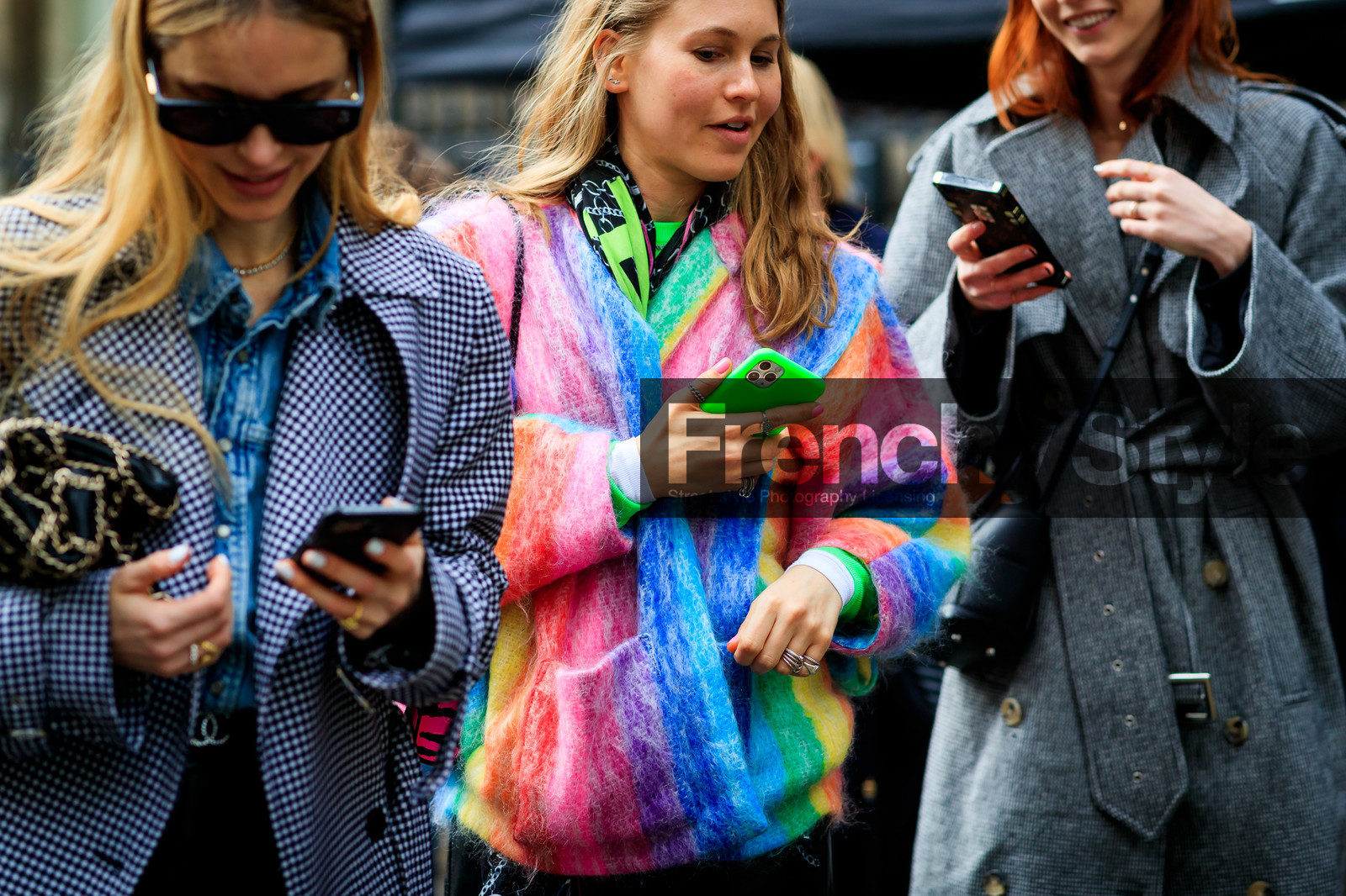 pernille teisbaek, jessica minkoff, rainbow cardigan, multicolor cardigan, iphone, neon green scarf, mohair cardigan, fashion week, frenchystyle, FW, jonathan paciullo, street style, PFW, PARIS, AUTUMN WINTER 2020-2021, FALL WINTER 2020-2021, FW 20-21, horizontal, detail, atmosphere details