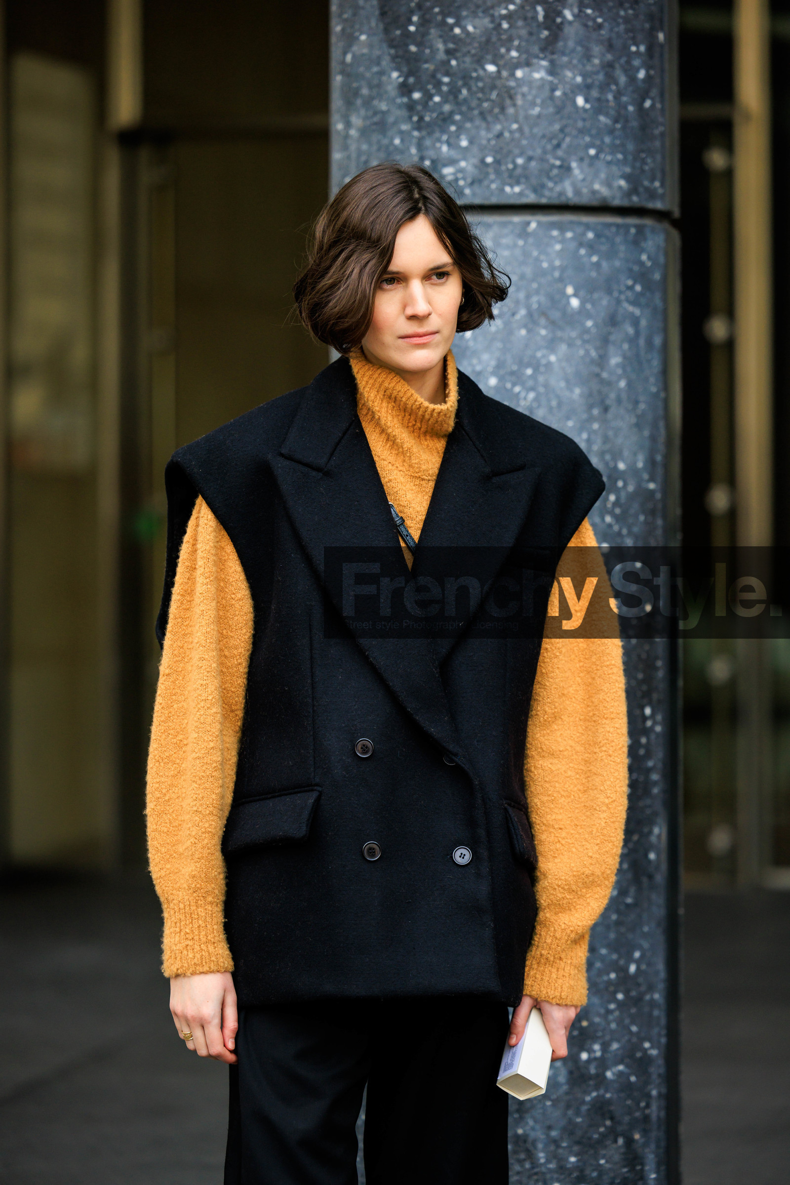 mustard yellow jumper, turtleneck, sleeveless vest, black vest, buttoned vest, short hair, model, fashion week, frenchystyle, FW, jonathan paciullo, street style, AUTUMN WINTER 2022-2023, FALL WINTER 2022_2023, FW 22-23, PFW, PARIS, vertical, detail