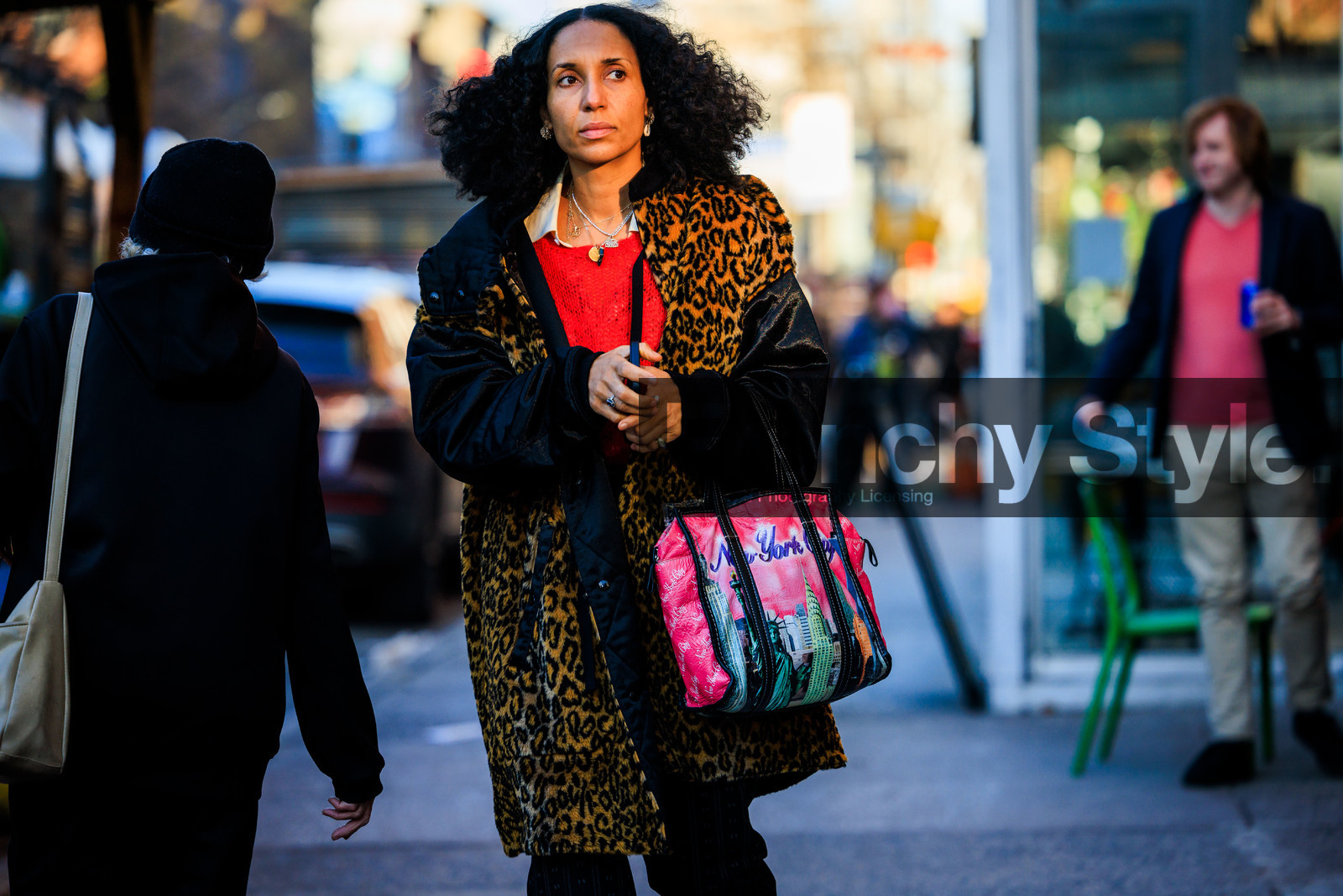 new york print tote bag, leopard print, orange coat, red knitted top, fashion week, frenchystyle, FW, jonathan paciullo, street style, NYFW, NEW YORK, AUTUMN WINTER 2022-2023, FALL WINTER 2022_2023, FW 22-23, atmosphere details, horizontal