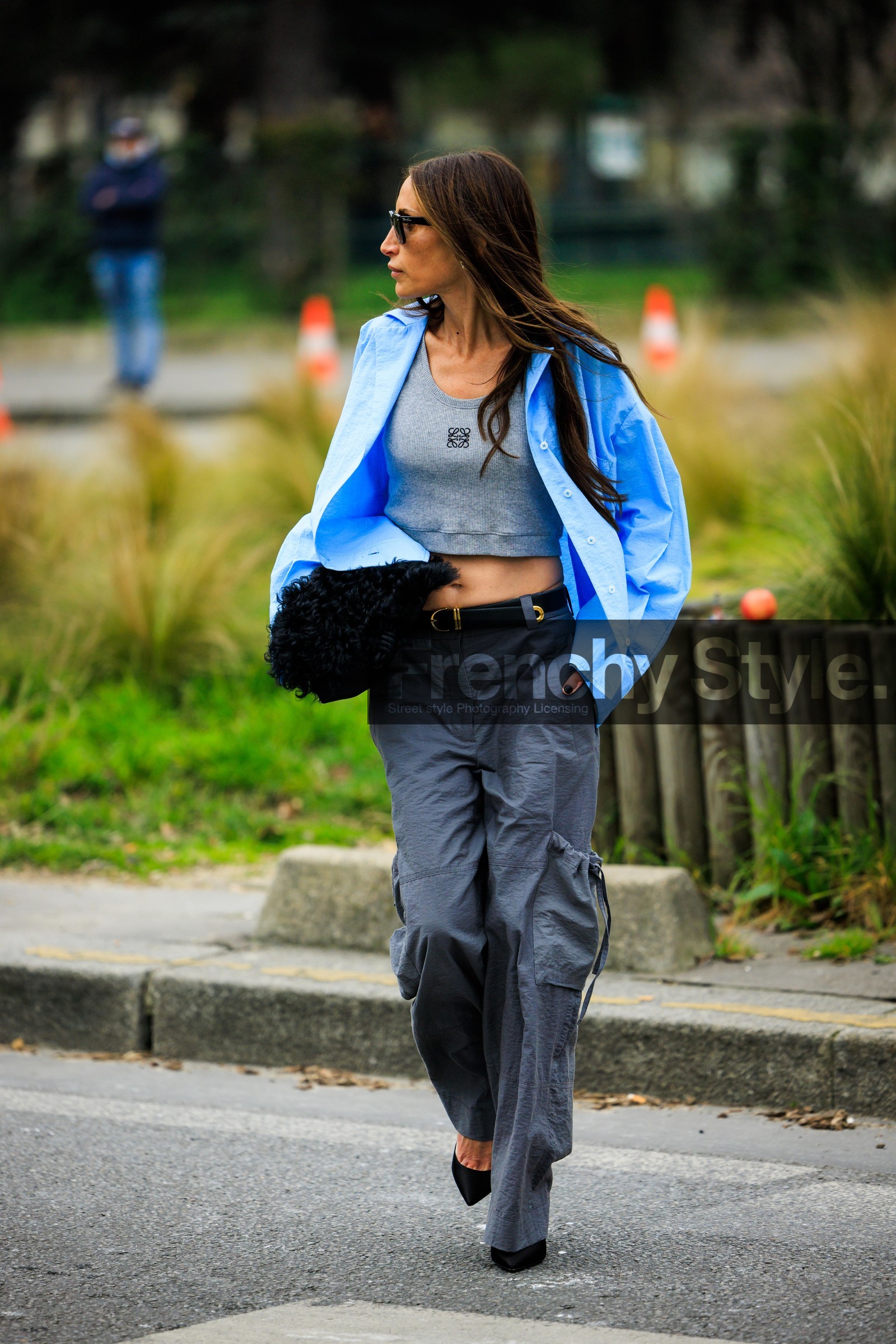 loewe top, grey top, blue shirt, casual look, black belt, furry pouch, black pouch, grey pants, cargo pants, baggy pants, black heels, black sunglasses, chloe loulou de saison, street style, jonathan paciullo, FW, frenchystyle, fashion week, AUTUMN WINTER 2022-2023, FALL WINTER 2022_2023, FW 22-23, PFW, PARIS, full length, vertical