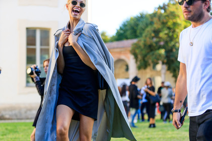 atmosphere details, beige coat, black dress, chloé, detail, fashion week, frenchystyle, FW, Hailey Clauson, horizontal, jonathan paciullo, MFW, MILAN, model, SPRING SUMMER 2018, SS 18, street style, sunglasses, trench coat