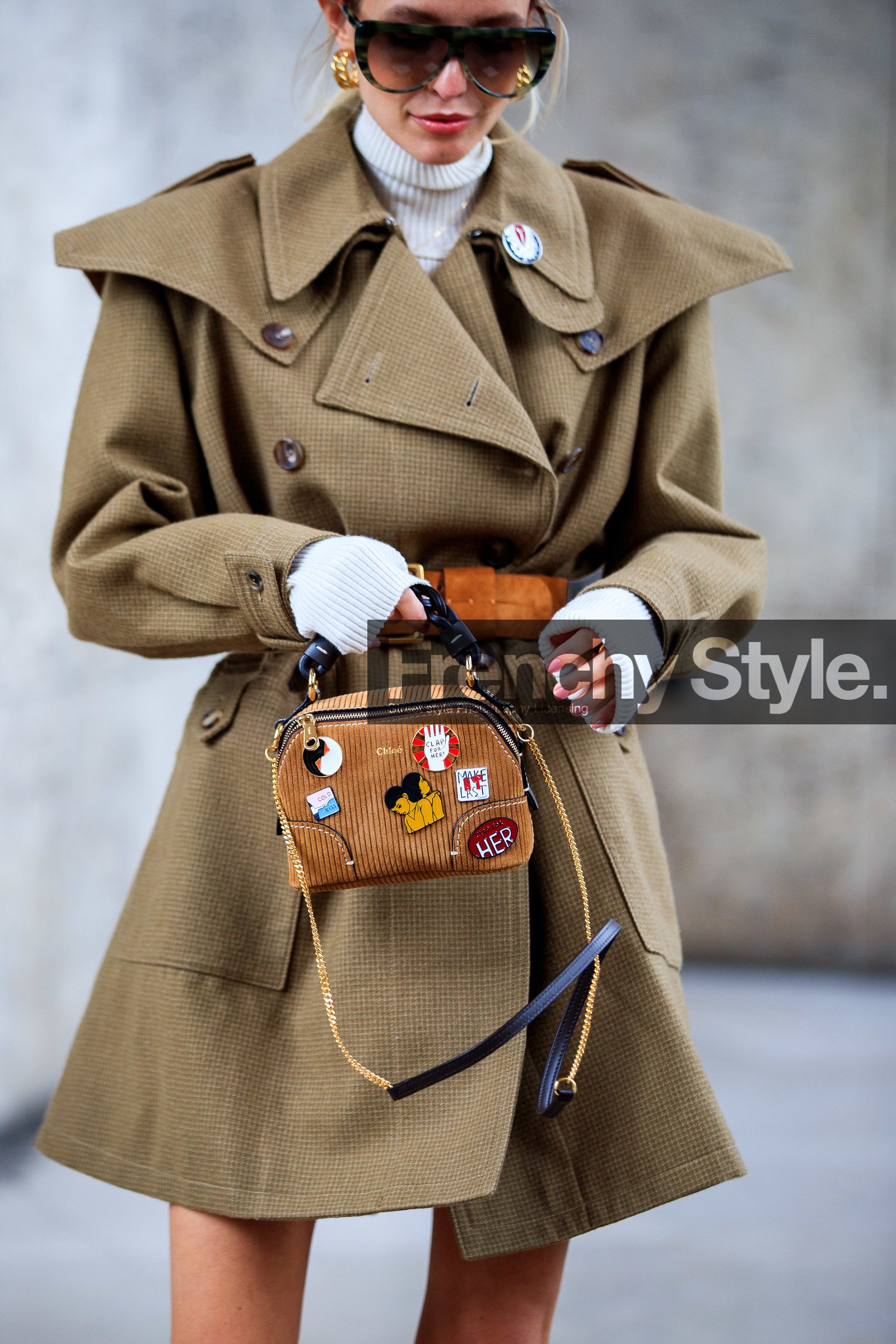 leonie hanne, checked dress, checked jacket, jacket dress, belted dress, belted jacket, kaki dress, kaki jacket, camel leather belt, smoked sunglasses, big sunglasses, oversize shoulder, camel bag, velvet bag, corduroy bag, embroidered bag, hand bag, hoop earrings, golden earrings, chain earrings, headband, chloe bag, chloe dress, chloe jacket, fashion week, frenchystyle, FW, jonathan paciullo, street style, PFW, PARIS, SPRING SUMMER 2021, SS 21, vertical, atmosphere details, detail