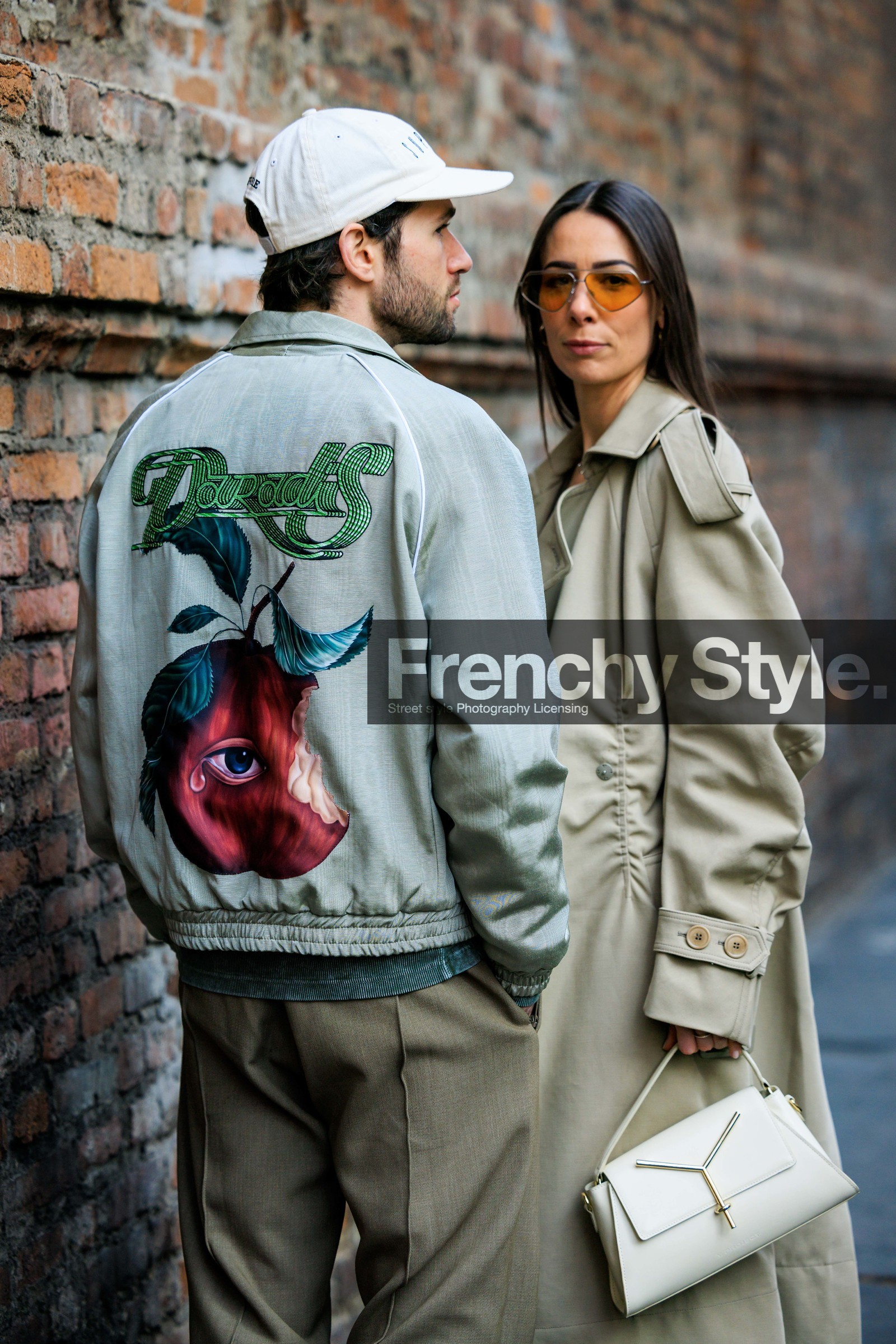 beige trench, classic trench coat, white cap, couple, pilot sunglasses, brown pants, knitted jumper, white jumper, grey jacket, bomber jacket, relaxed look, back details, printed jacket, apple print, JS roques, alice & j.s, alice barbier, street style, jonathan paciullo, FW, frenchystyle, fashion week, MFW, MILAN, FALL WINTER 2022_2023, AUTUMN WINTER 2022-2023, FW 22-23, vertical, atmosphere details
