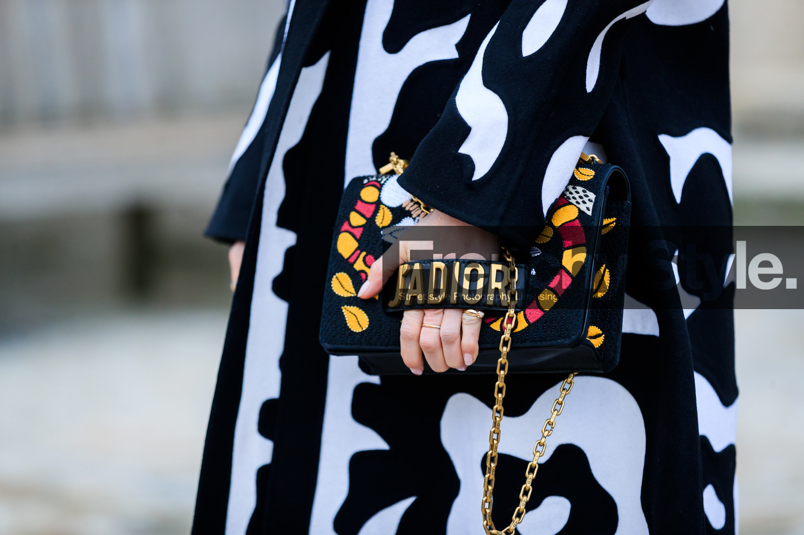 black and white, black bag, christian dior, graphic bag, graphic jacket, leather bag, multicolor bag, printed bag, printed jacket, red, yellow, fashion week, frenchystyle, FW, jonathan paciullo, street style, PFW, PARIS, AUTUMN WINTER 2018-2019, FALL WINTER 2018-2019, FW 18-19, horizontal, atmosphere details