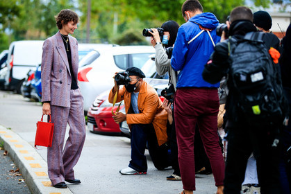 sara blomqvist, red jacket, red pants, red suits, loose jacket, loose pants, checked jacket, checked pants, checked suits, red leather bag, zipped bag, hand bag, silvered chain necklace, silvered necklace, golden necklace, long necklace, charlotte chenais necklace, street style, jonathan paciullo, FW, frenchystyle, fashion week, PFW, PARIS, SPRING SUMMER 2021, SS 21, horizontal, atmosphere details, full length, model
