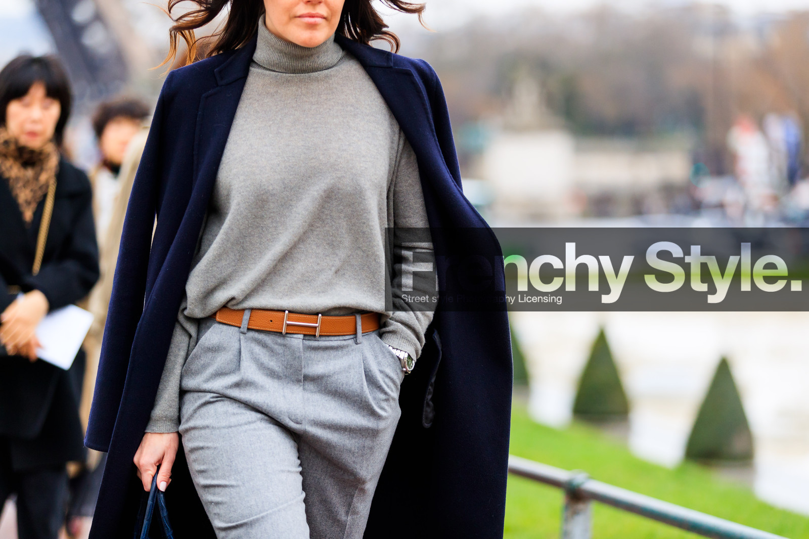 atmosphere details, AUTUMN WINTER 2017-2018, AW 17-18, beige pants, beige sweater, black coat, brown belt, detail, FALL WINTER 2017-2018, fashion week, frenchystyle, FW, FW 17-18, hermès, horizontal, jonathan paciullo, leather belt, over the shoulder, PARIS, PFW, street style, trousers