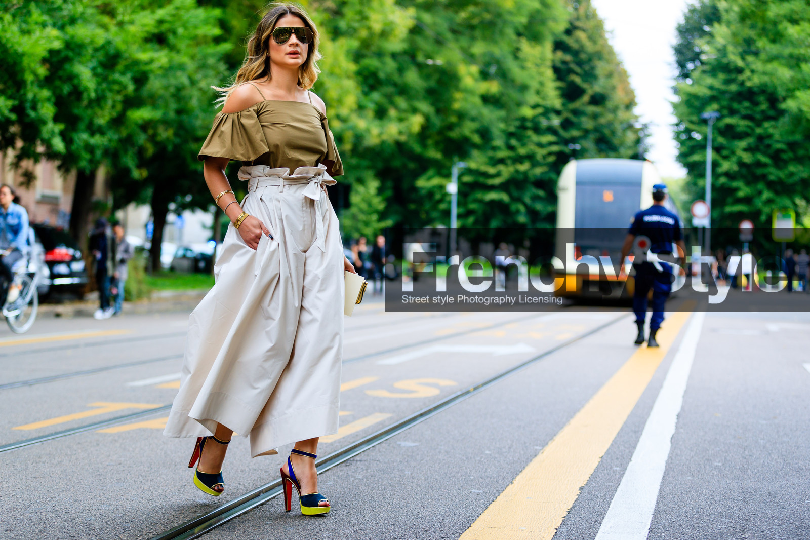 atmosphere details, beige pants, blue sandals, bracelet, brown top, bulgari, fashion week, frenchystyle, full length, FW, gold bag, golden bag, golden jewelry, high heels, high waist, horizontal, jonathan paciullo, leather shoes, metallic bag, metallic clutch, MFW, MILAN, off the shoulder, printed clutch, SPRING SUMMER 2017, SS 17, street style, sunglasses, thassia naves, trousers, velvet, watch, wide pants