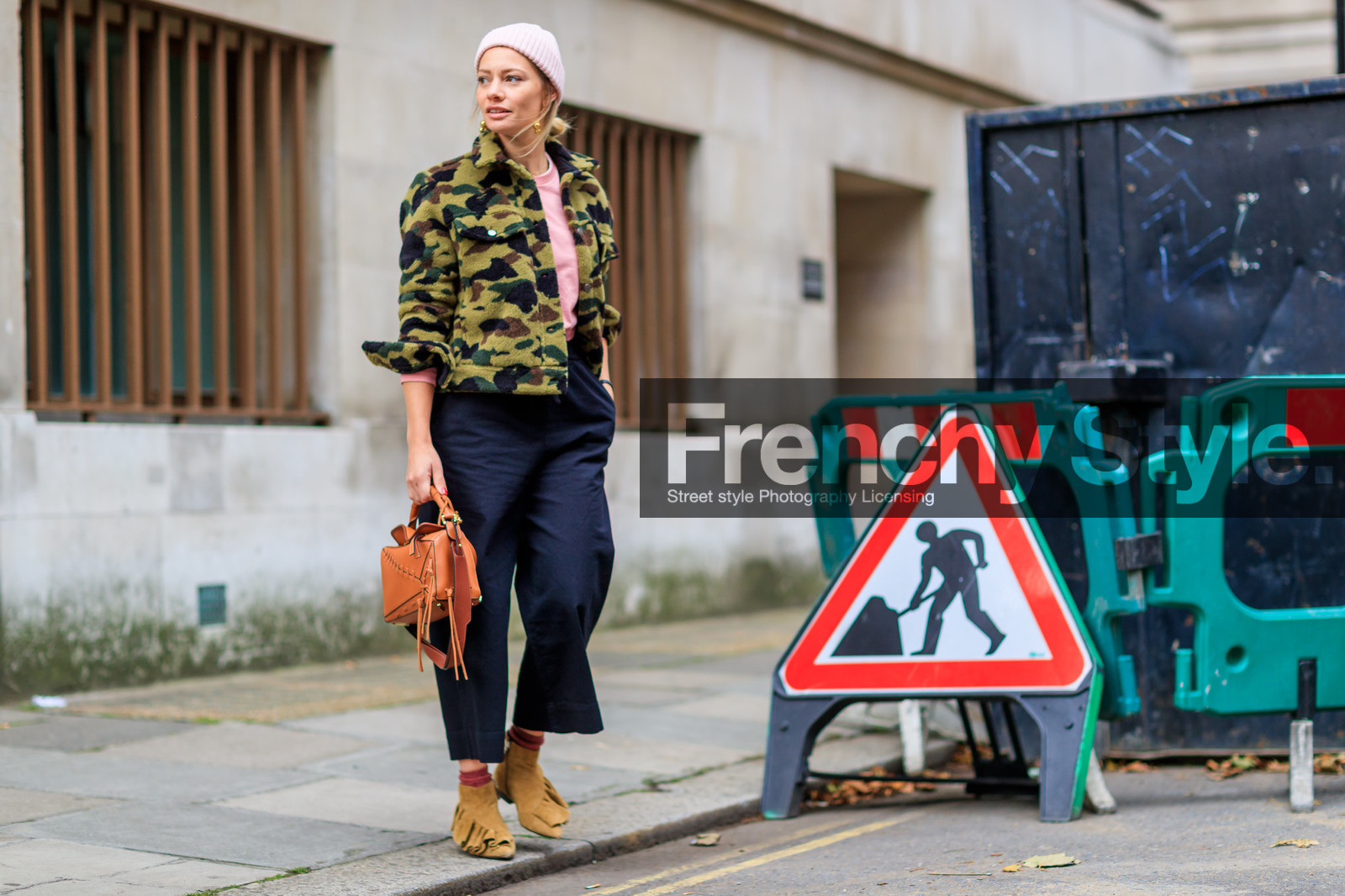 atmosphere details, beige hat, beige shoes, blue pants, brown bag, camel bag, camo jacket, camouflage, fashion week, frenchystyle, full length, fur jacket, FW, green fur, green jacket, horizontal, jonathan paciullo, jw anderson, leather bag, leather shoes, LFW, loewe, LONDON, pink t shirt, printed jacket, SPRING SUMMER 2018, SS 18, street style, suede shoes, trousers
