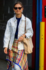 jenny walton, scale sunglasses, white jacket, white jeans, denim, denim jacket, checked skirt, multicolor skirt, asymmetrical skirt, asymetrical skirt, prada bag, shoulder bag, straw bag, shopping bag, dangling earrings, white earrings, pearl earrings, flower bracelet, diamond ring, fashion week, frenchystyle, FW, jonathan paciullo, street style, AUTUMN WINTER 2020-2021, FALL WINTER 2020-2021, FW 20-21, vertical, atmosphere details, detail, NYFW, NEW YORK