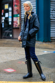 model, hanne gaby odiele, hair scarf, plastic scarf, sheer scarf, floral printed scarf, black parka, navy blue pullover, zipped pullover, blue jeans, navy blue jeans, hunter boots, black boots, rain boots, high boots, flat boots, fashion week, frenchystyle, FW, jonathan paciullo, street style, NYFW, NEW YORK, AUTUMN WINTER 2020-2021, FALL WINTER 2020-2021, FW 20-21, vertical, full length
