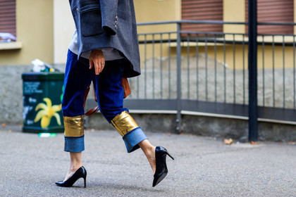 atmosphere details, AUTUMN WINTER 2017-2018, AW 17-18, black shoes, blazer, blue denim, denim pants, detail, FALL WINTER 2017-2018, fashion week, frenchystyle, FW, FW 17-18, golden details, grey jacket, high heels, horizontal, jeans, jonathan paciullo, leather shoes, MFW, MILAN, street style, trousers
