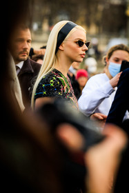 dior, dior sunglasses, blond hair, ribbon headband, printed dress, anya taylor joy, fashion week, frenchystyle, FW, jonathan paciullo, street style, AUTUMN WINTER 2022-2023, FALL WINTER 2022_2023, FW 22-23, PFW, PARIS, vertical, detail