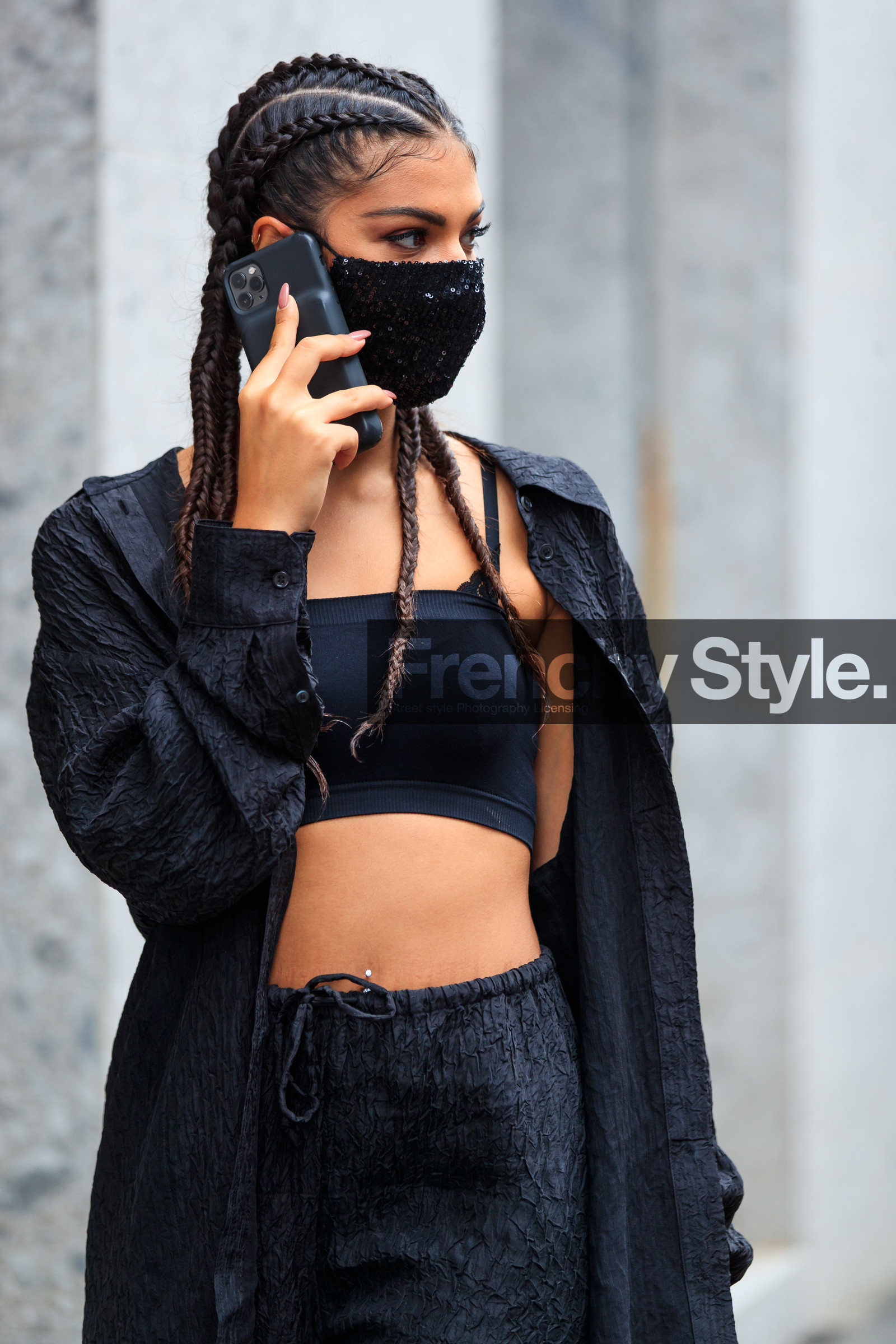 black total look, black top, black bra, black shirt, black pants, pleated shirt, pleated pants, cropped top, covid face mask, street style, jonathan paciullo, FW, frenchystyle, fashion week, MFW, MILAN, SPRING SUMMER 2021, SS 21, vertical, detail