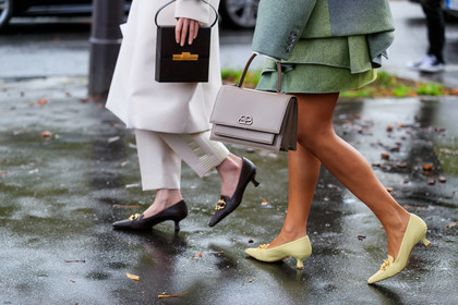 balenciaga bag, beige leather bag, hand bag, celine shoes, light green leather shoes, kitten heels shoes, golden buckle shoes, animal skin shoes, legs detail, bag detail, PARIS, PFW, SPRING SUMMER 2020, SS 20, fashion week, frenchystyle, FW, jonathan paciullo, street style, horizontal, atmosphere details, detail