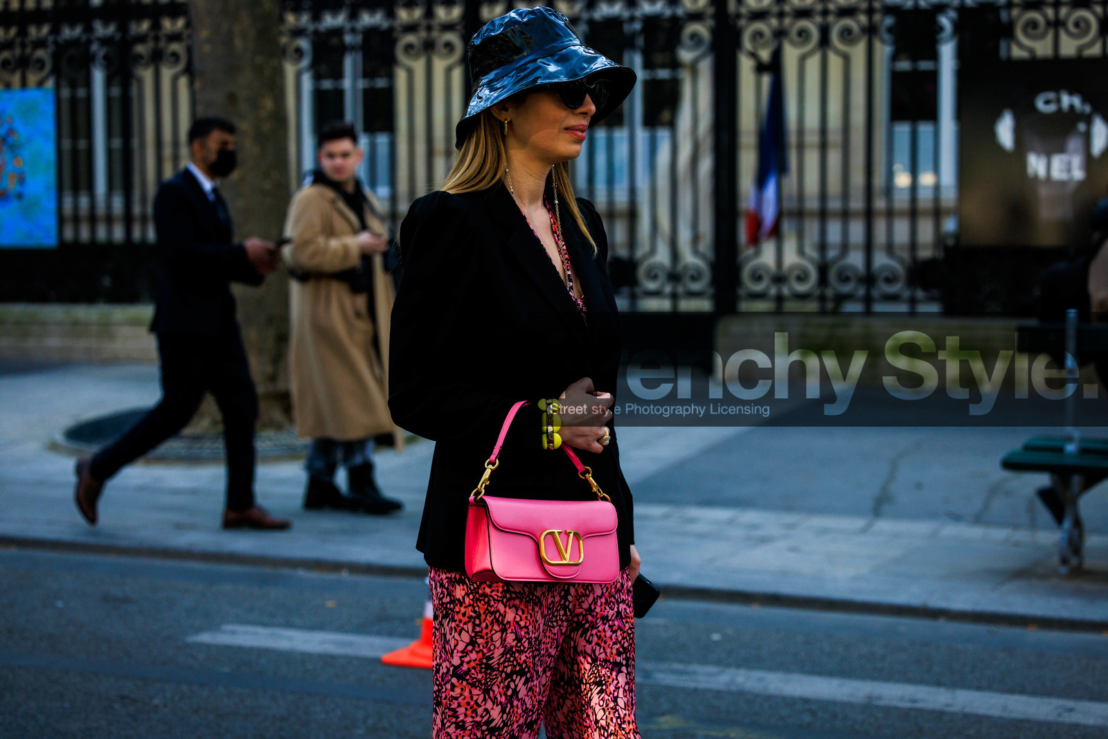 bucket hat, black hat, pattent hat, black blazer, pink bag, valentino handbag, printed trousers, pink trousers, animal print trousers, glasses accesorie, street style, jonathan paciullo, FW, frenchystyle, fashion week, AUTUMN WINTER 2022-2023, FALL WINTER 2022_2023, FW 22-23, PARIS, PFW, horizontal, atmosphere details, detail