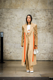 classic trench, beige pants, tabi shoes, margiela shoes, tabi boots, gucci bag, gucci bamboo bag, white top, cut out top, orange details coat, white handbag, alice & j.s, alice barbier, fashion week, frenchystyle, FW, jonathan paciullo, street style, AUTUMN WINTER 2022-2023, FALL WINTER 2022_2023, FW 22-23, PFW, PARIS, vertical, full length