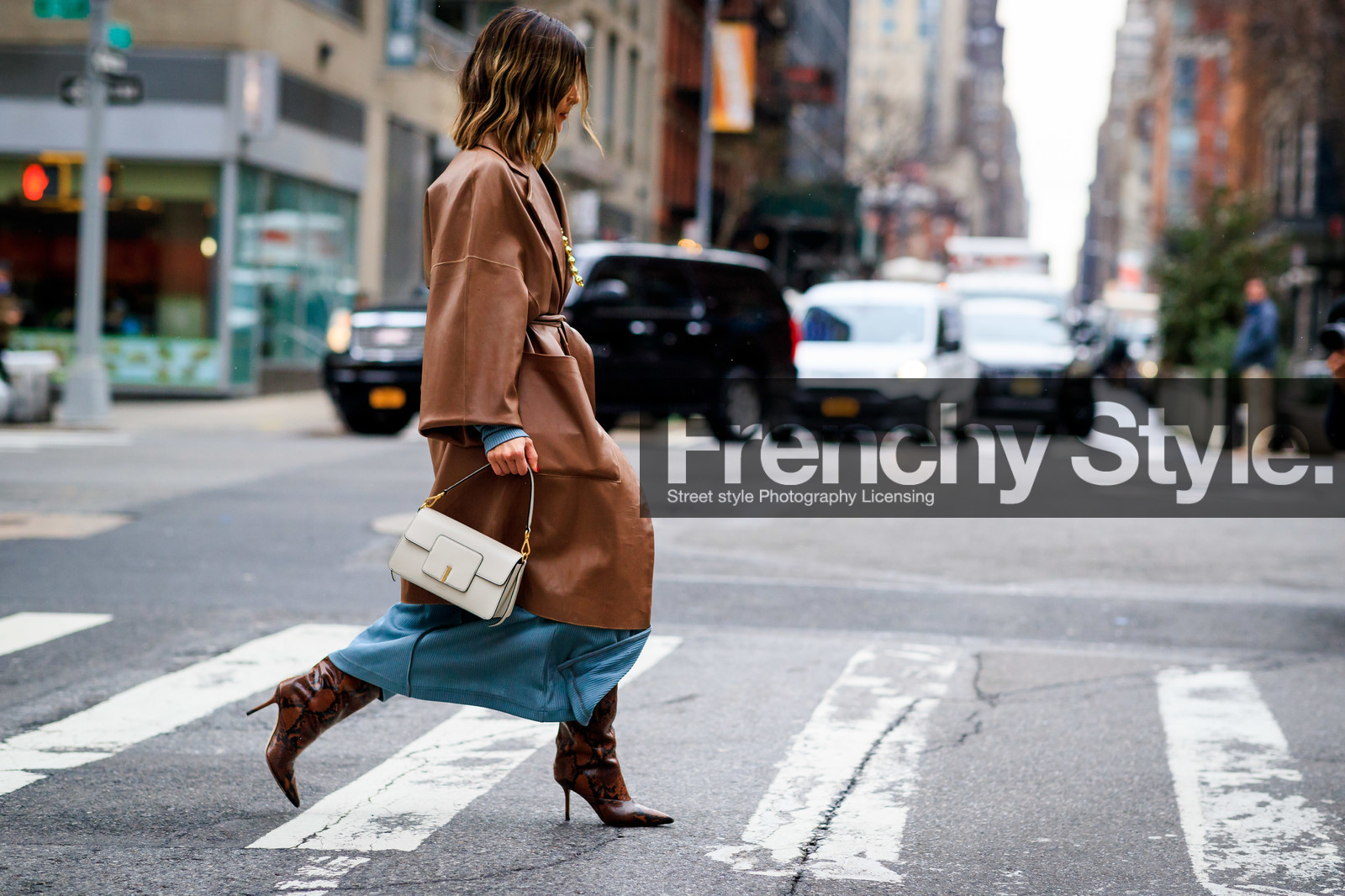 brown leather coat, belted coat, green dress, turtleneck dress, high collar dress, long dress, brown leather boots, high boots, high heels boots, animal skin boots, white leather bag, hand bag, wandler bag, golden necklace, long necklace, round shape necklace, fashion week, frenchystyle, FW, jonathan paciullo, street style, NYFW, NEW YORK, AUTUMN WINTER 2020-2021, FALL WINTER 2020-2021, FW 20-21, horizontal, atmosphere details, full length