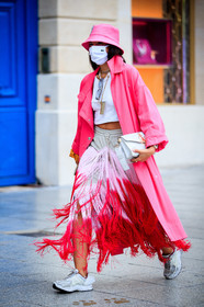 selma kaci, pink trench coat, pink skirt, fringe skirt, long skirt, tie and dye skirt, white leather bag, j w anderson bag, pink hat, white top, white t-shirt, white sneakers, nike shoes, covid face mask, lacoste, fashion week, frenchystyle, FW, jonathan paciullo, street style, PFW, PARIS, SPRING SUMMER 2021, SS 21, vertical, full length