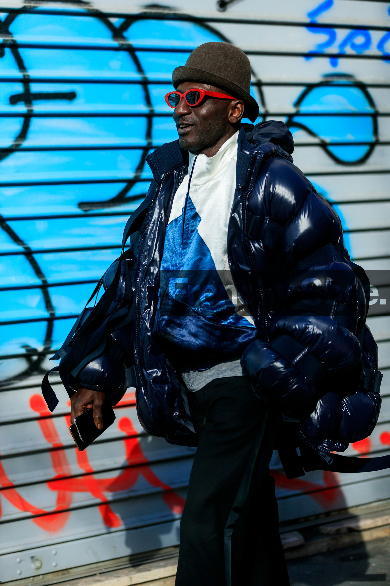 navy blue coat, navy blue sweatshirt, blue sweatshirt, polish coat, down jacket, oversize coat, satin sweatshirt, zipped sweatshirt, kaki hat, red sunglasses, fashion week, frenchystyle, FW, jonathan paciullo, street style, PFW, PARIS, AUTUMN WINTER 2020-2021, FALL WINTER 2020-2021, FW 20-21, vertical, atmosphere details, detail