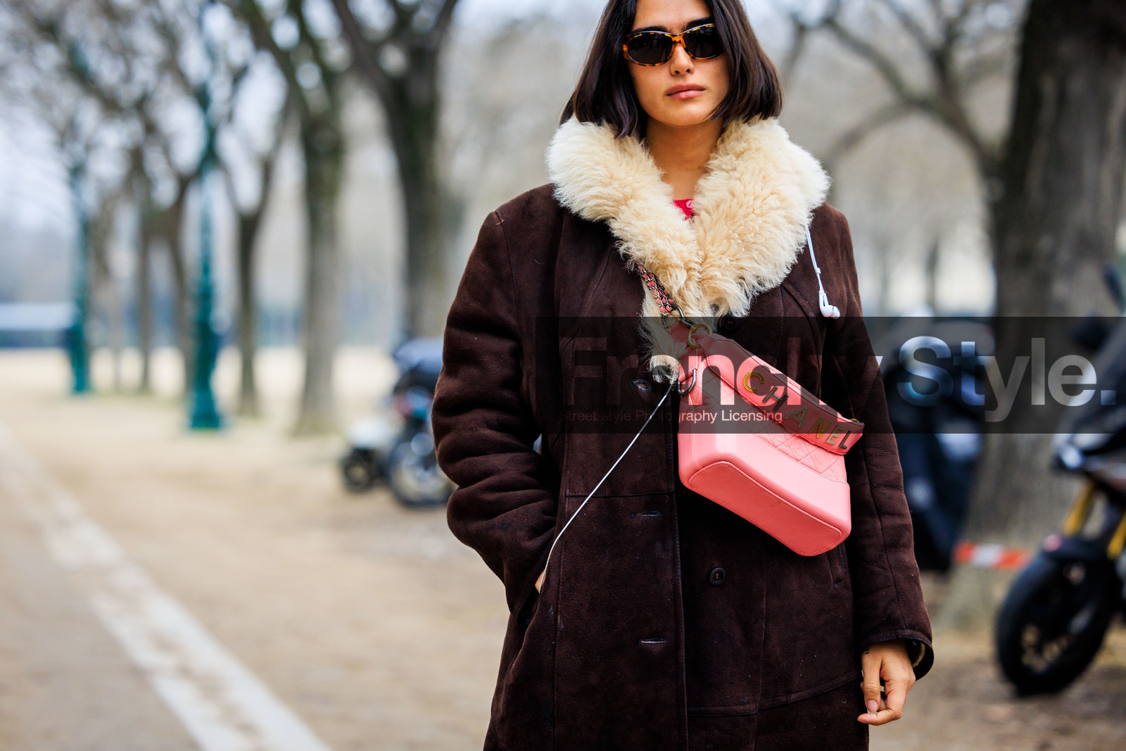 tortoise sunglasses, short hair, model, furry coat, furry collat, leather coat, brown coat, crossbody bag, chanel bag, pink bag, dandy look, fashion week, frenchystyle, FW, jonathan paciullo, street style, PARIS, PFW, SPRING SUMMER 2022, SS 22, atmosphere details, detail, horizontal