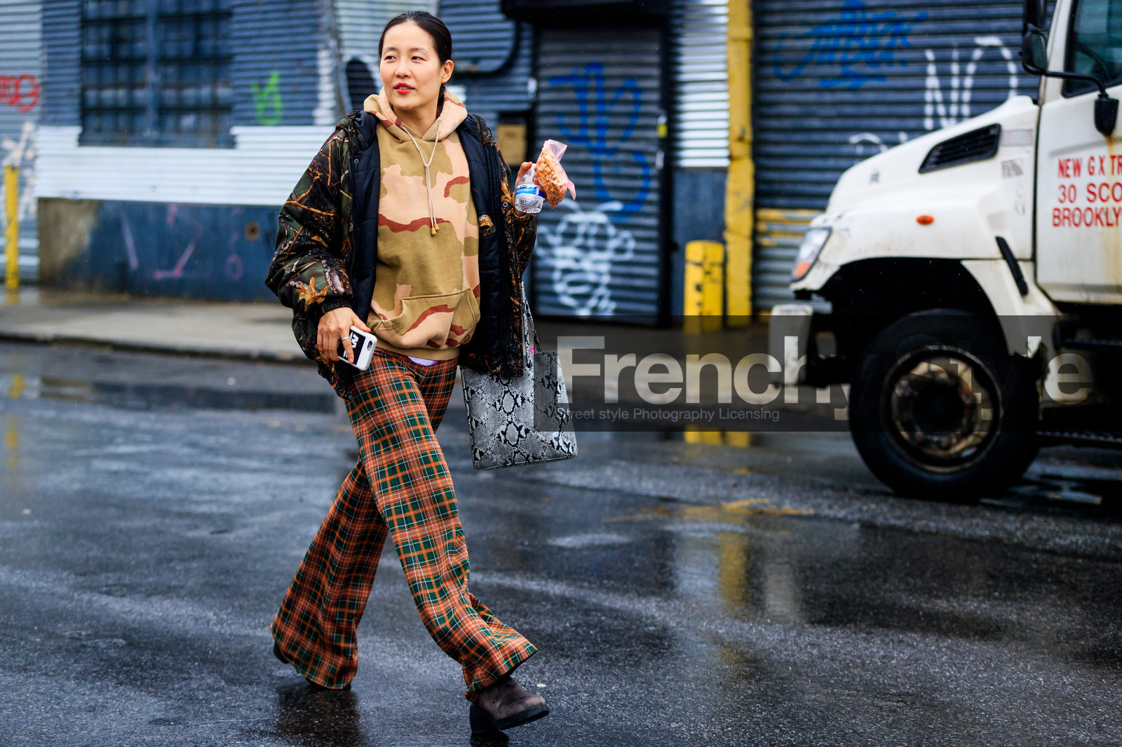 animal print, beige sweater, camo sweater, checked, checked pants, graphic bag, graphic jacket, graphic pants, grey bag, high heels, hoodie, leather bag, leather shoes, orange pants, plaid, printed bag, printed jacket, printed pants, printed sweater, snake print, tartan, trousers, street style, jonathan paciullo, FW, frenchystyle, fashion week, NYFW, NEW YORK, AUTUMN WINTER 2018-2019, AW 18-19, FALL WINTER 2018-2019, FW 18-19, atmosphere details, horizontal, full length
