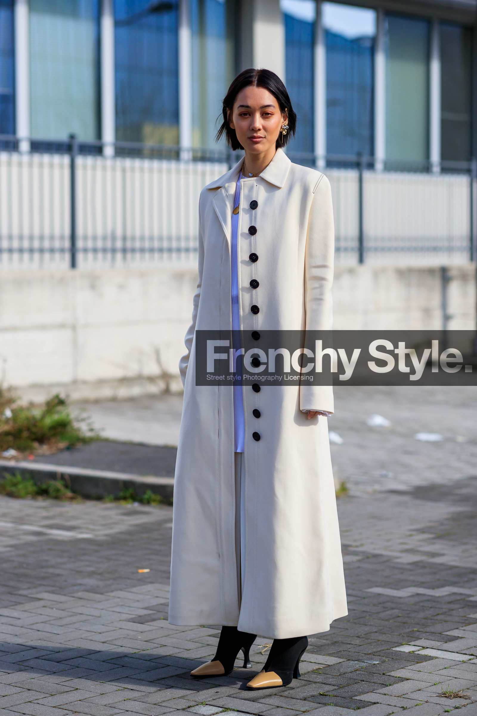 irene kim, kim jones, white trench coat, white jacket, long jacket, golden earrings, dangling earrings, black boots, beige leather boots, sharp end boots, high heels boots, acne studios shoes, socks boots, fashion week, frenchystyle, FW, jonathan paciullo, street style, MFW, MILAN, AUTUMN WINTER 2020-2021, FALL WINTER 2020-2021, FW 20-21, vertical, full length