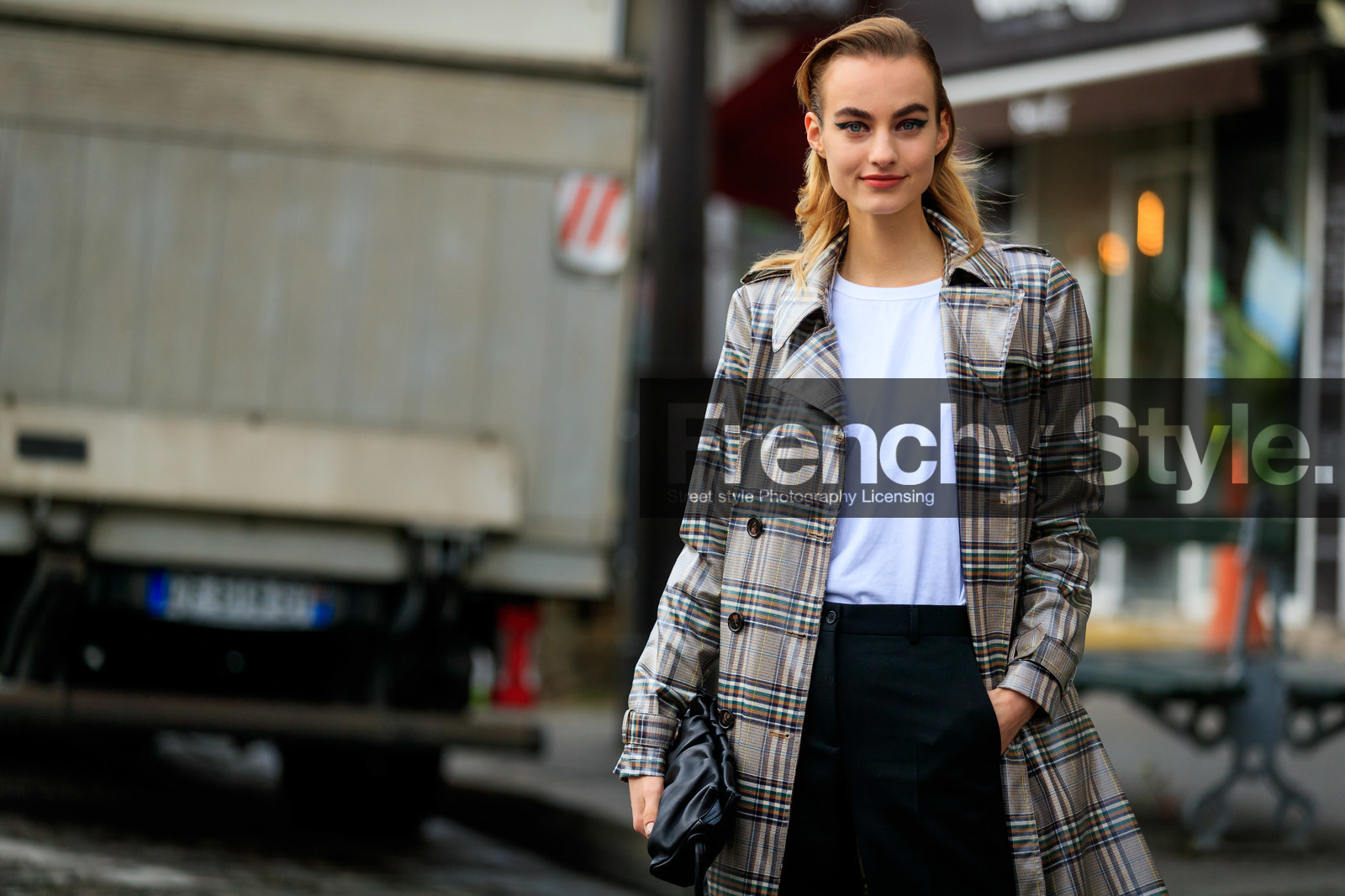 model, Maartje Verhoef, make up, make up details, green eyeliner, black eyeliner, white t-shirt, checked trench coat, vinyl trenchcoat, beige trench coat, black pants, black leather clutch, bottega veneta bag, plaid trenchcoat, fashion week, frenchystyle, FW, jonathan paciullo, street style, PFW, PARIS, horizontal, atmosphere details, detail