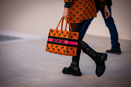 details, close up, dior bag, christian dior, dior, cabas bag, printed bag, black boots, leather boots, black sotckings, mini skirt, orange skirt, printed skirt, fashion week, frenchystyle, FW, jonathan paciullo, street style, PARIS, PFW, SPRING SUMMER 2022, SS 22, atmosphere details, detail, horizontal