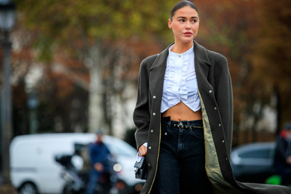 sophia roe, kaki coat, white shirt, cropped shirt, ruffle shirt, chanel belt, chanel shirt, chanel coat, chanel total look, metalic belt, golden belt, chain belt, PARIS, PFW, fashion week, frenchystyle, FW, jonathan paciullo, street style, SPRING SUMMER 2021, SS 21, horizontal, atmosphere details, detail