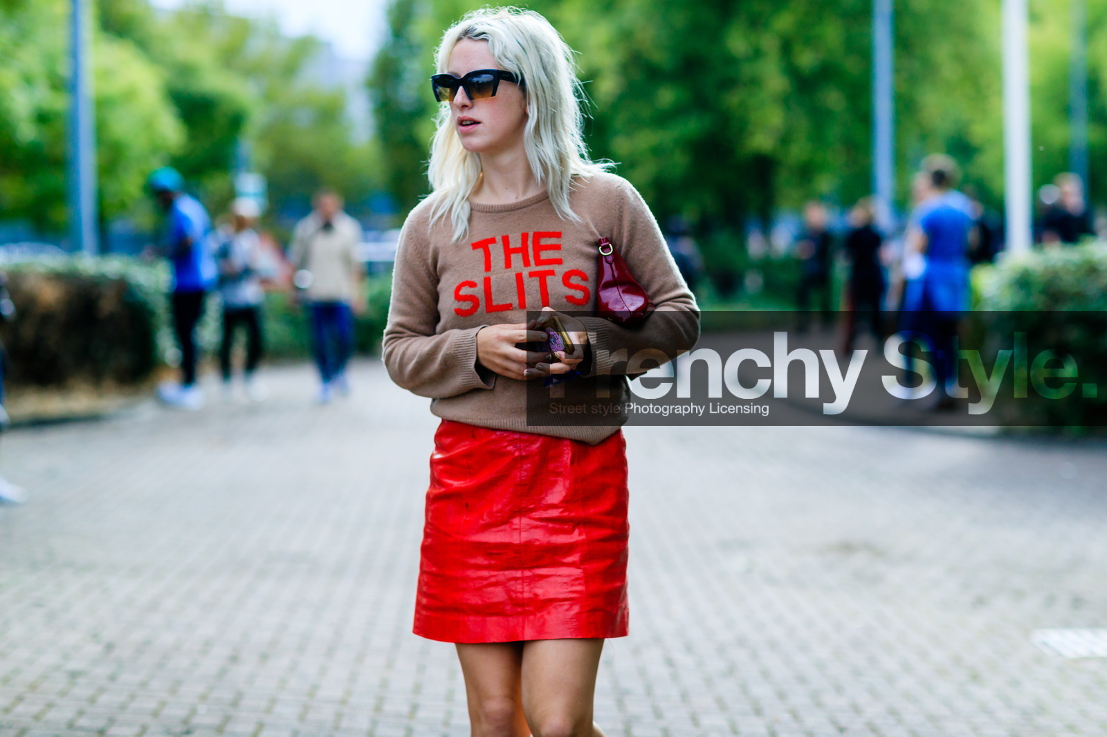 atmosphere details, bordeaux, burgundy, camel sweater, detail, fashion week, frenchystyle, FW, horizontal, jonathan paciullo, leather bag, leather skirt, LFW, LONDON, message, printed sweater, red bag, red skirt, SPRING SUMMER 2017, SS 17, street style, sunglasses, woman