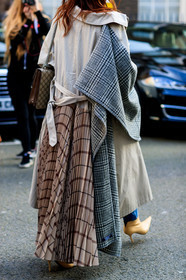 checked, graphic jacket, graphic skirt, high heels, houndstooth pattern, leather bag, leather shoes, plaid, pleats, printed jacket, printed skirt, stripes, fashion week, frenchystyle, FW, jonathan paciullo, street style, LFW, LONDON, AUTUMN WINTER 2018-2019, AW 18-19, FALL WINTER 2018-2019, FW 18-19, vertical, atmosphere details, detail