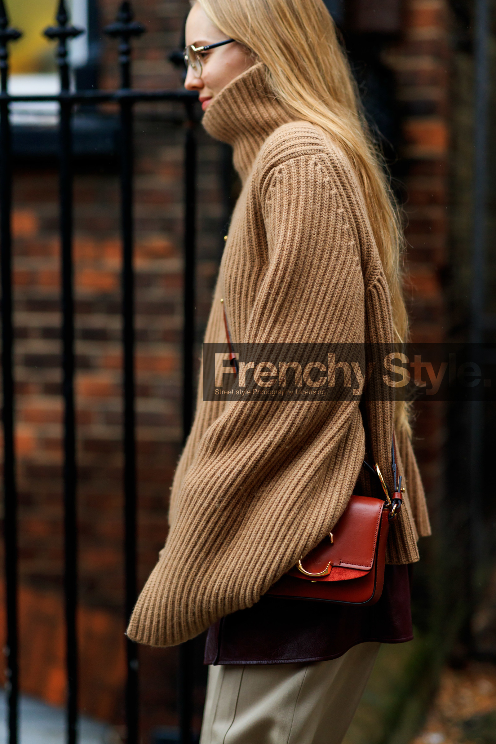 alexandra carl, beige pants, camel sweater, chloé, leather bag, red bag, trousers, LONDON, LFW, fashion week, frenchystyle, FW, jonathan paciullo, street style, AUTUMN WINTER 2019-2020, AW 19-20, FW 19-20, FALL WINTER 2019-2020, vertical, atmosphere details, detail
